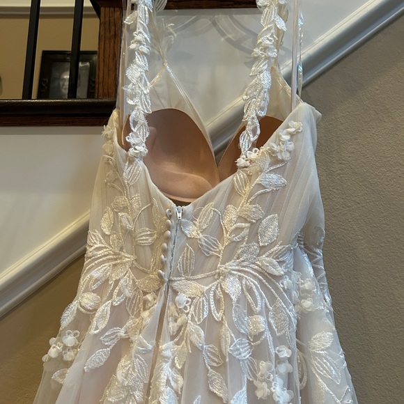 WEDDING DRESS NEVER WORN & NO PREVIOUS ALTERATIONS - Picture 7 of 14